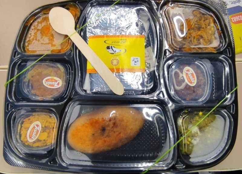 VANDE BHARAT : यात्रियों को मिल रहा लजीज फूड