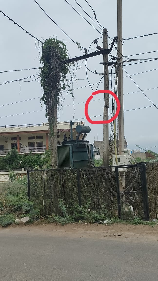 धौलपुर के इस शहर में 70 साल बाद भी नहीं बदले गए बिजली के पोल, अब बारिश में करंट मार रहे जर्जर पोल