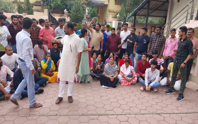 Video: निगम कमिश्नर ने विधायक सिंहदेव के प्रतिनिधि का किया अपमान! बोलीं- तुम किसी के भी प्रतिनिधि हो, यहां से बाहर निकलो