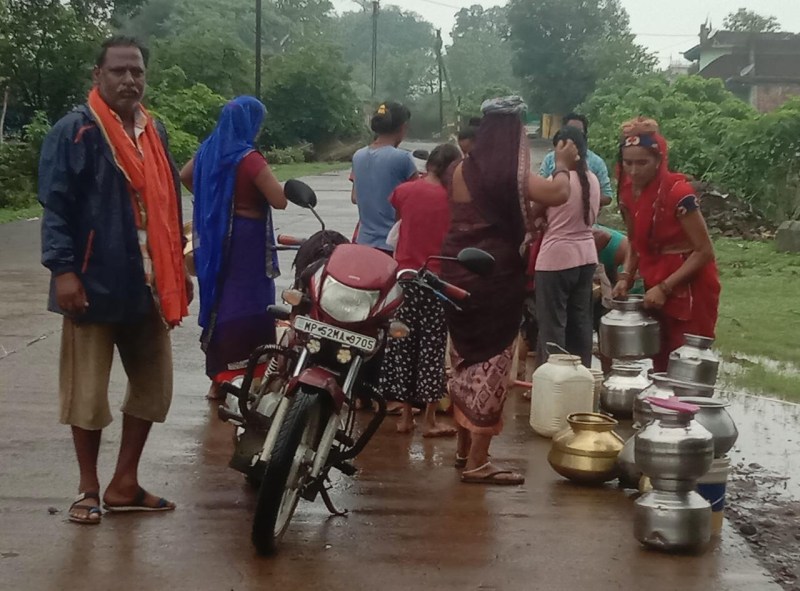 Naljal scheme closed for one year, villagers are running work by bringing water from other's houses