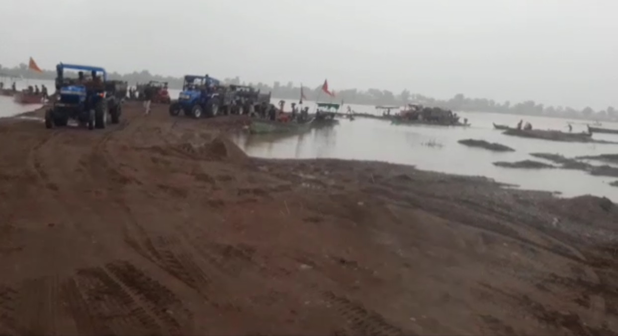 बारिश में भी नर्मदा नदी से हो रहा रेत का अवैध उत्खनन