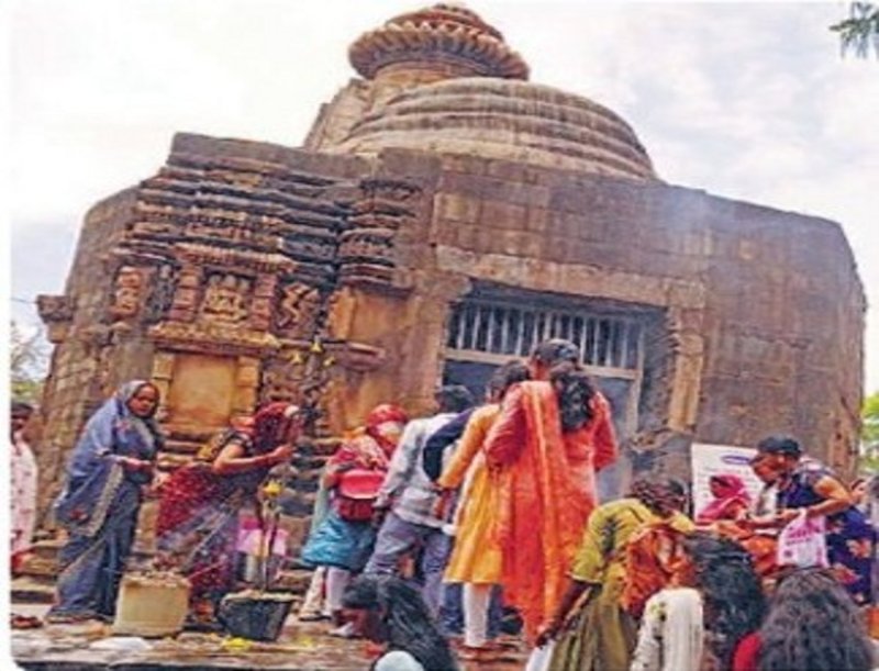 शिव का जलाभिषेक करने शिवालयों में उमडे़ भक्त, हर-हर महादेव की दिन भर गूंज