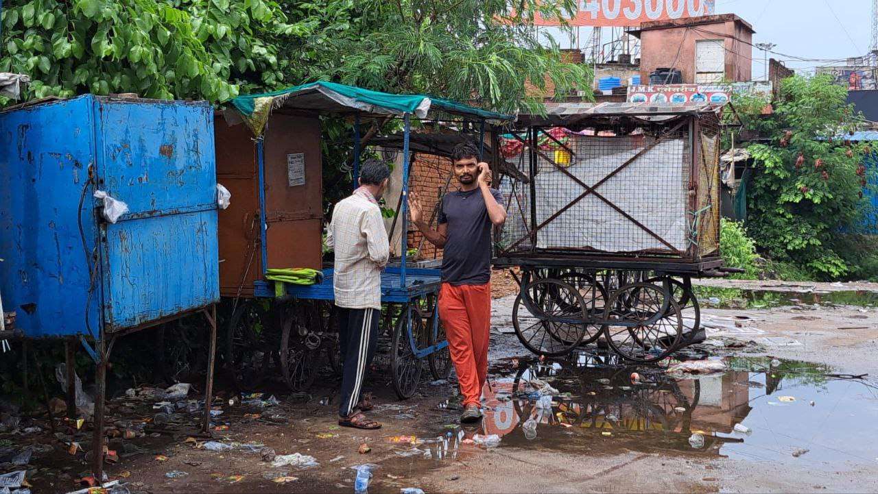 नशा करते लोग