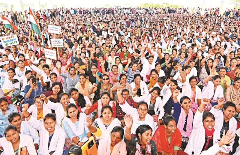 Contract workers took out a rally, announced a big movement