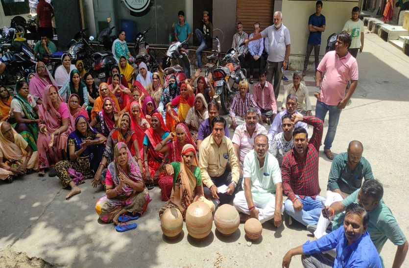 पानी की समस्या को लेकर धरने पर बैठे विधायक देवनानी, अभियंता से बोले बताओ हमें पानी क्यों नहीं रहा है