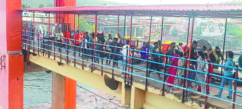 नए झूला पुल पर लगे मधुमक्खी के छत्तों को ट्रस्ट ने हटवाया