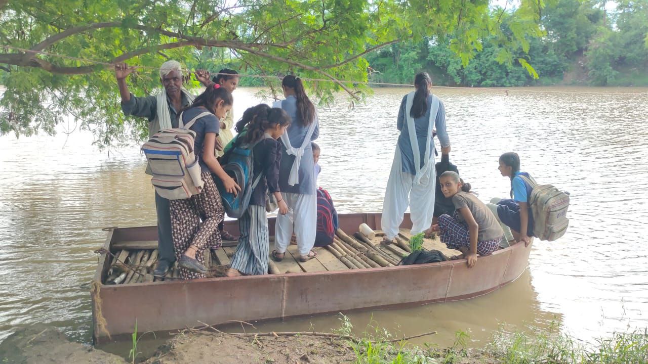 उफनाती नदी में कैसे नाव पार कर स्कूल जाती हैं छात्राएं