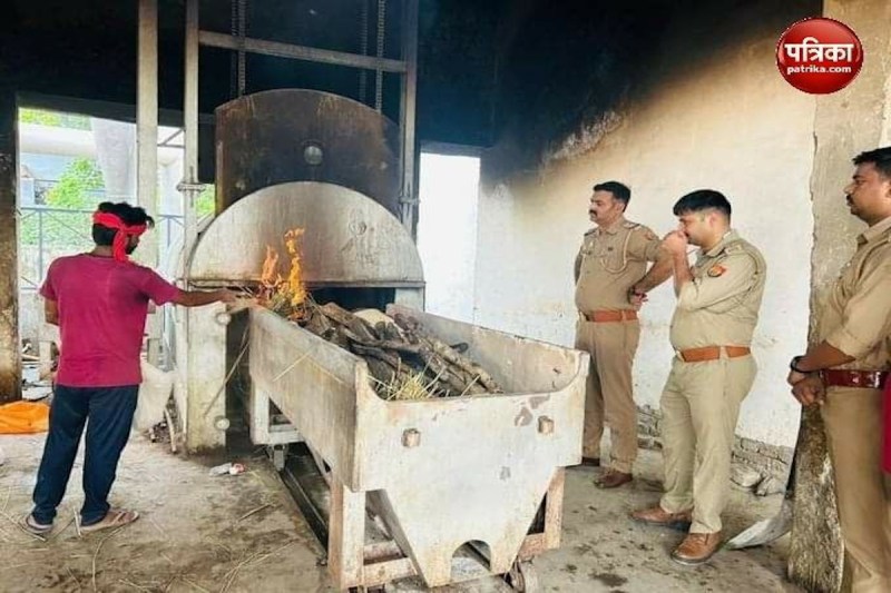 कृष्णा नगर पुलिस ने पेश की मिसाल, अर्थी को दिया कंधा