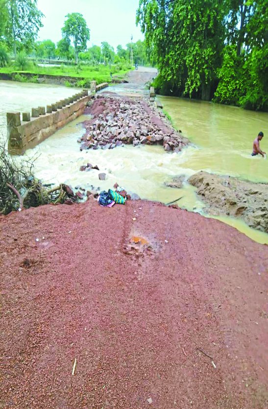 तीस गांवों का संपर्क टूटा, मार्ग अब चलने लायक भी नहीं रहा
