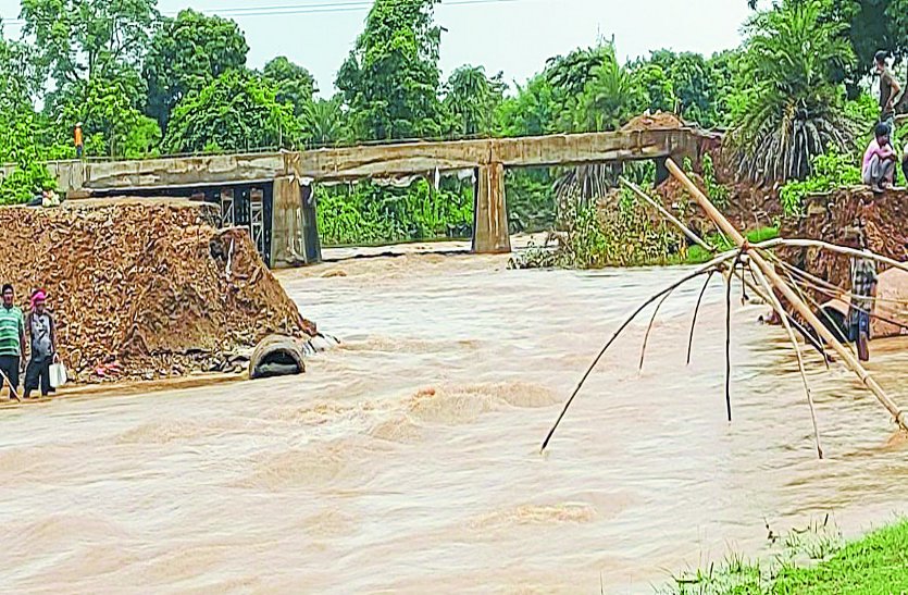 उकारी नाला पर निर्माणाधीन पुल के डायवर्सन का एप्रोच रोड बारिश में बह गया