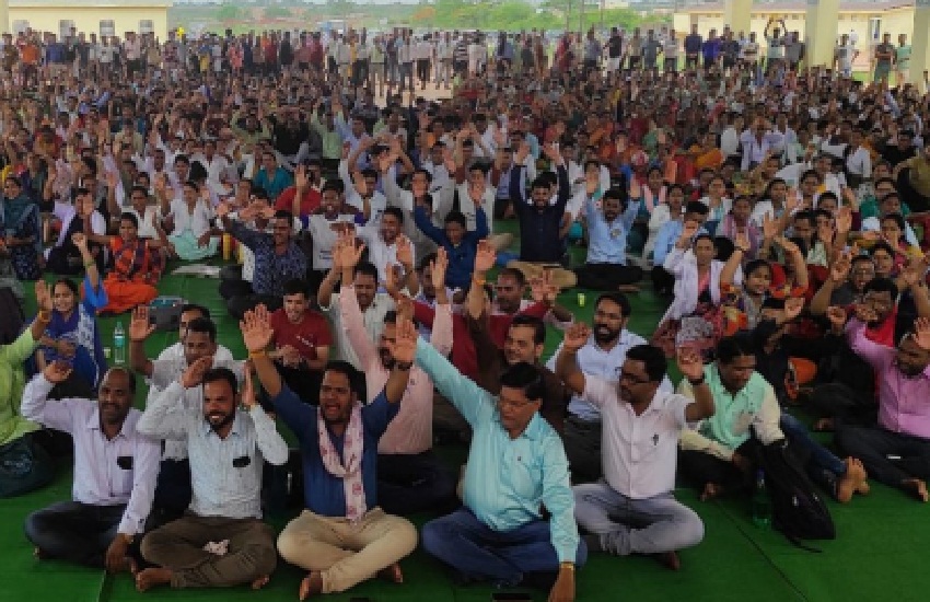 अपनी मांगों को लेकर कलेक्ट्रेट पहुंचे संविदा कर्मचारी, जमकर किया प्रदर्शन ,CM के नाम सौंपा ज्ञापन