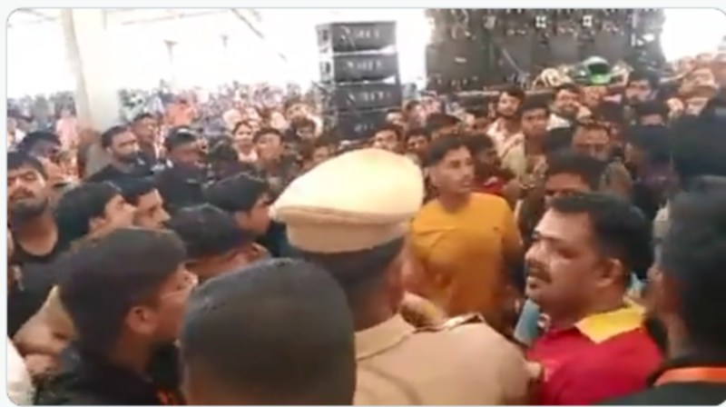 Noida News: बाबा बागेश्वर की कथा में मारपीट, श्रद्धालु को बाउंसर ने जड़े थप्पड़, थाने में मामला दर्ज