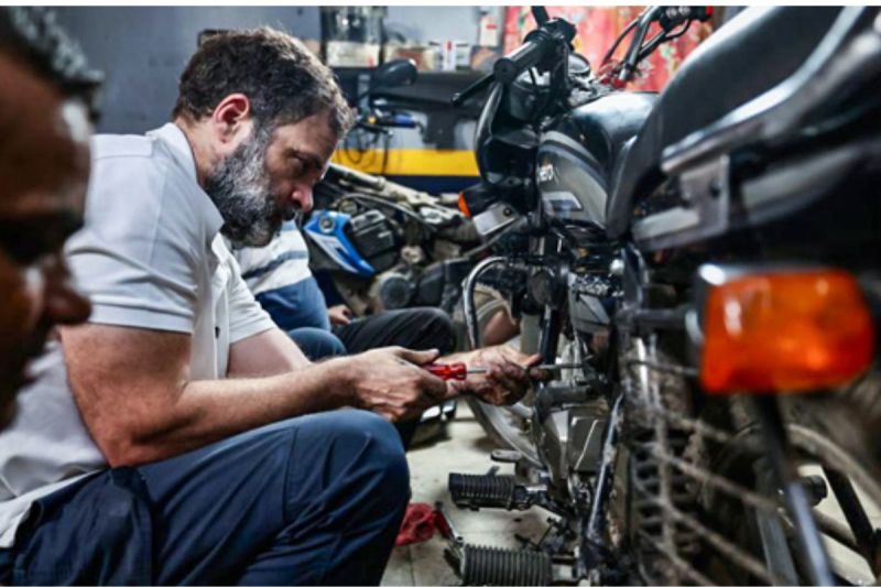 Rahul Gandhi has KTM 390 bike
