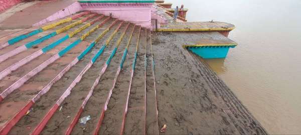 नर्मदा घाट पर जमा हुई मिट्टी सड़कों के गड्ढों में भराया बारिश का पानी