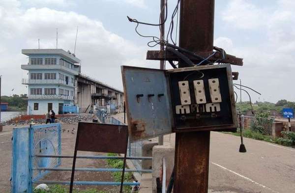 कोटा बैराज कोई धणी धोरी नहीं,सुरक्षा गार्ड ही प्रतिबंधित क्षेत्र में डाल रहा चुग्गा, जगह-जगह चूहों के बिल कर रहे बांध को खोखला