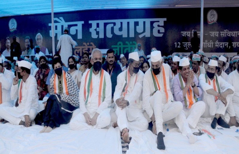 SilentSatyagraha :  राहुल के समर्थन में काला मास्क लगाकर 6 घंटे किया मौन सत्याग्रह