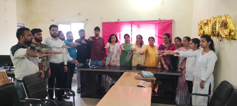 पॉलीथिन के खिलाफ जनमत: शहर के जागरूक नागरिकों ने पॉलीथिन से मुक्ति के लिए पत्रिका की पहल को सराहा