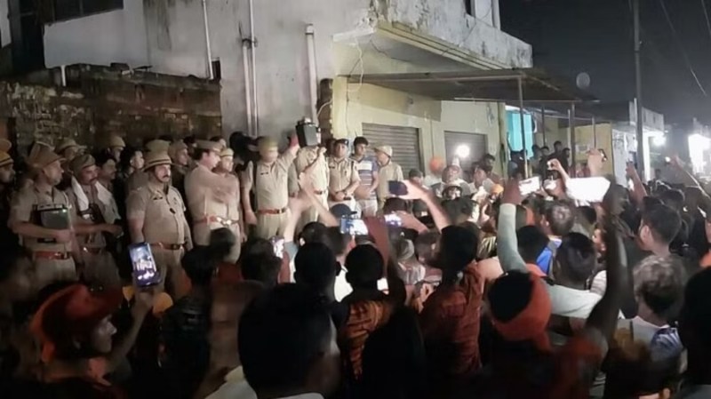 Ghaziabad News: हाइटेंशन लाइन की चपेट में डाक कांवड़, करंट से कांवड़ियां की मौत- सात कांवडिये झुलसे; भड़का गुस्सा लगाया जाम