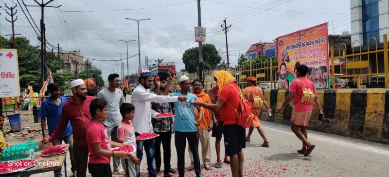 Kanwar Yatra: मुस्लिमों ने कांवड़ियों पर गुलाब पुष्प वर्षा कर लिया शिव का आर्शीवाद, देखें वीडियो