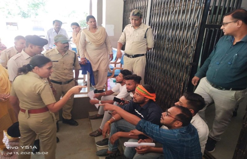 BJYM workers protested against sand extraction in the collectorate