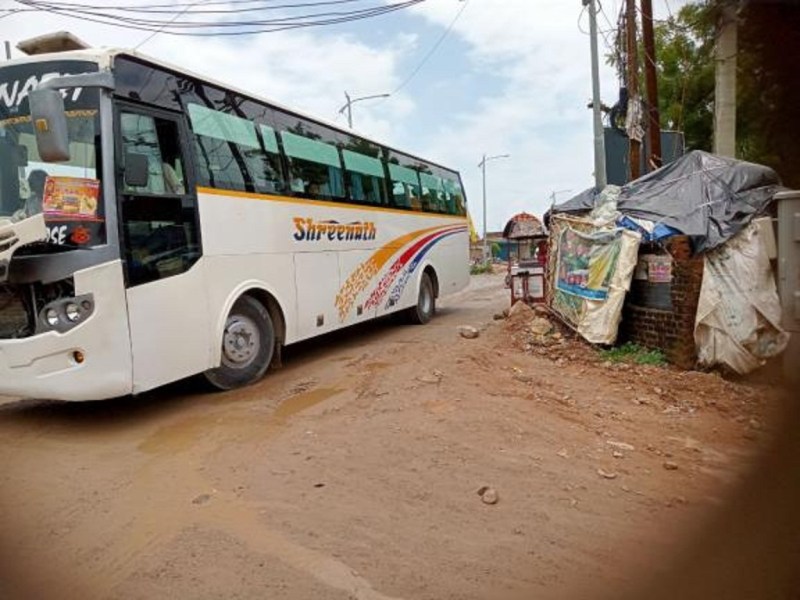 रोड की दुर्दशा ने बदला बसों का रूट