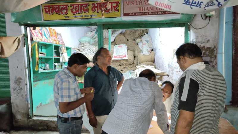 मुरैना में रिकॉर्ड में 1064 और गोदाम में मिले 102 यूरिया के कट्टे