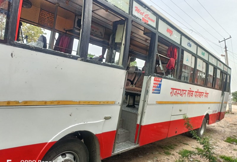 बस की खिड़कियों के कांच फोड़े