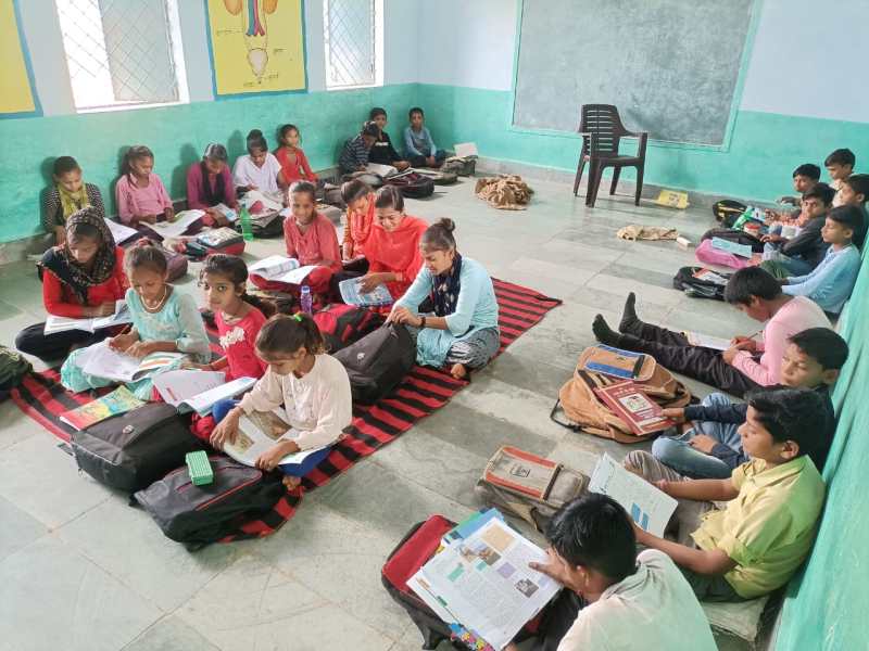 रंग - बिरंगे कपड़ों में स्कूल जा रहे बच्चे, 240 स्कूलों में ही बंट पाई गणवेश