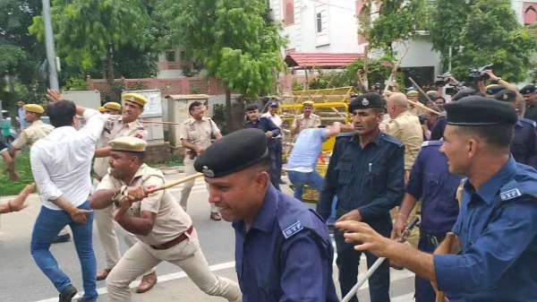 Police lathi charge on ABVP workers protesting at Vidhansabha