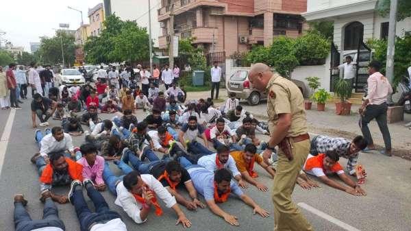 Police lathi charge on ABVP workers protesting at Vidhansabha