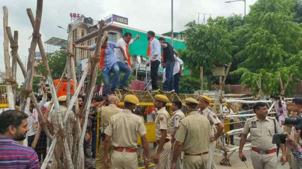 Police lathi charge on ABVP workers protesting at Vidhansabha