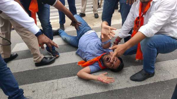 Police lathi charge on ABVP workers protesting at Vidhansabha