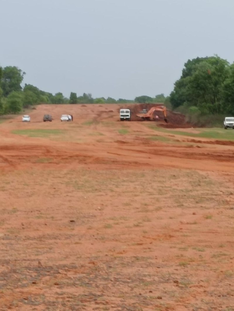 रनवे के सामने पहाड़ी, हवाई जहाजों के आवागमन में आ सकती है परेशनी, हवाई पट्टी की बदलेगी डिजाइन