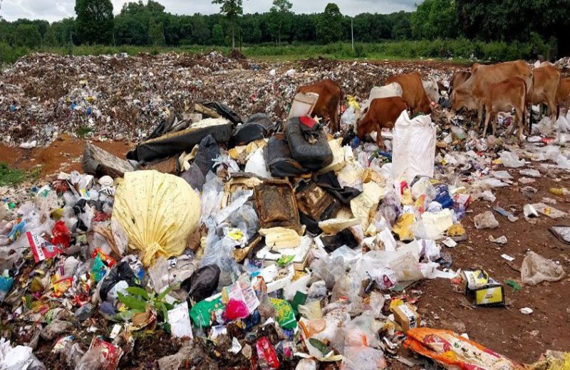 बिना नोटिफिकेशन के जगदलपुर नगर निगम आबादी के बीच डंप कर रहा कचरा