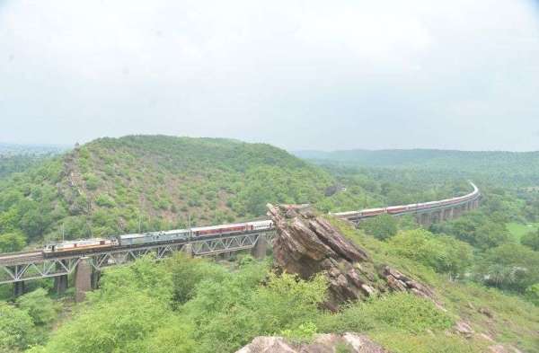 हरियाली की चुनर ओढ निसर्ग ने किए सोलह श्रृंगार।