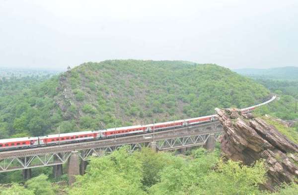 हरियाली की चुनर ओढ निसर्ग ने किए सोलह श्रृंगार।