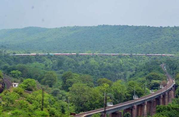 हरियाली की चुनर ओढ निसर्ग ने किए सोलह श्रृंगार।