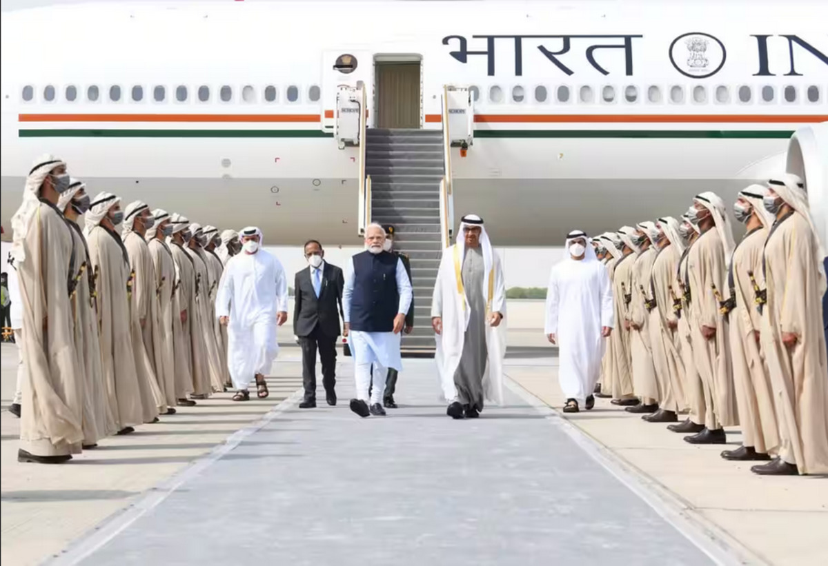 pm_modi_arrives_in_abu_dhabi.jpg