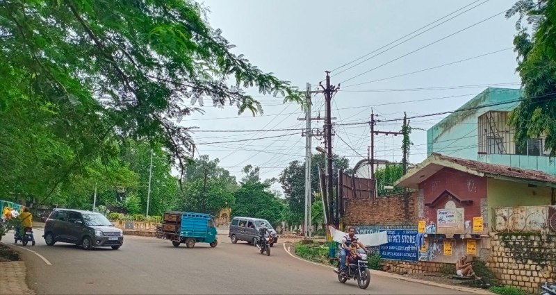 आधा घंटे तक सडक़ पर लटकता रहा बिजली का तार