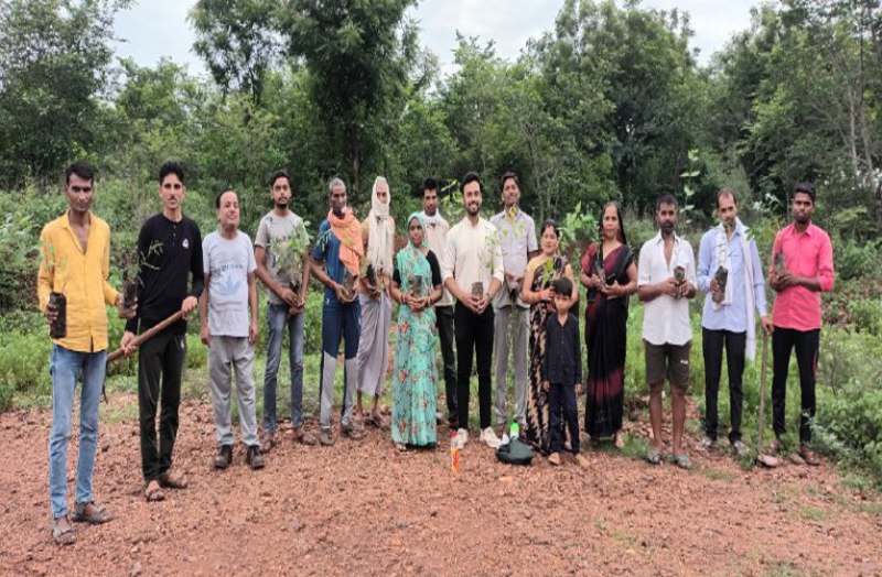 खुद की उम्र का भरोसा नहीं, लेकिन नई पीढ़ी को अच्छा वातावरण देने लगाए पौधे