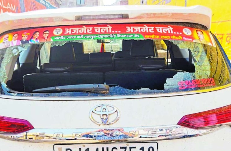 पार्किंग में खड़ी पूर्व पालिकाध्यक्ष की कार के शीशे तोड़े, मौके से फरार हुए आरोपी