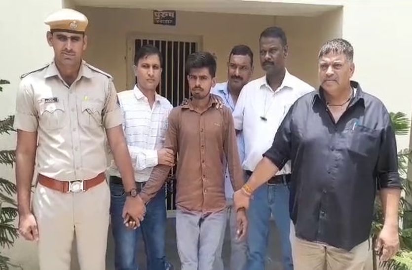 देखें वीडियो : जीआरपी ने 16 किलो डोडा-चूरा समेत दो तस्कर पकड़े