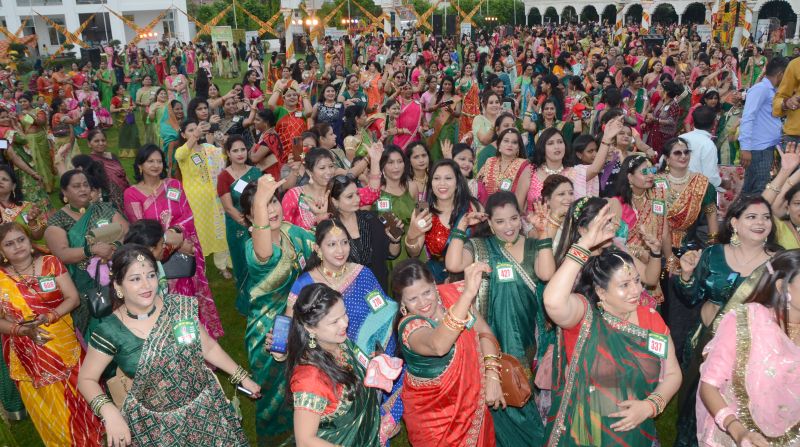 तीज महोत्सव में थिरकी महिलाएं