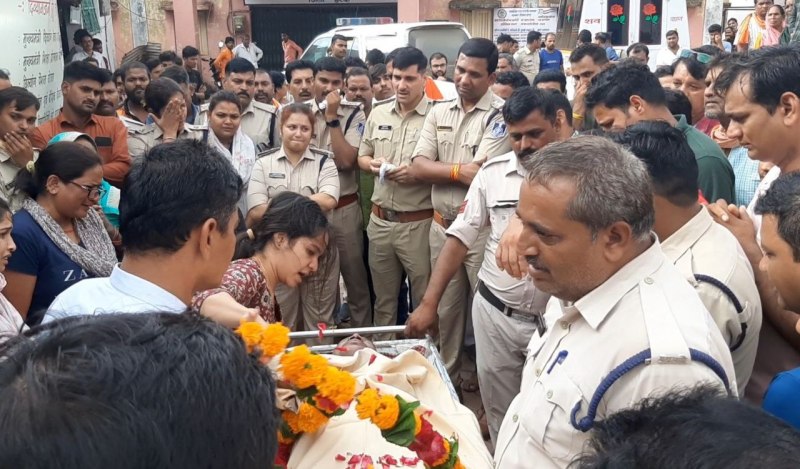 पति के शव को पकडक़र रोती-बिलखती पत्नी को देखकर पुलिस अधिकारी, कर्मचारियों की आंखे नम हुईं