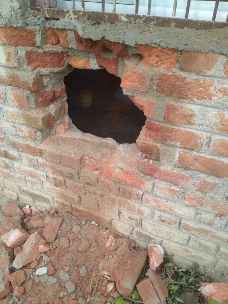 बदमाशों ने पानी सींच-सींच कर फोड़ी दीवार, चोरी कर ले गए लाखों के सामान