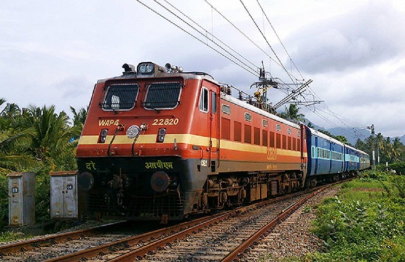 Railway Alert: Today these 7 express trains will run late by hours...see names