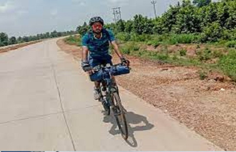 स्वच्छता का संदेश देने साइकिल से सिंगापुर निकले विजय भास्कर, 9 महीने में 21 राज्यों में लेक्चर देकर लोगों को करेंगे जागरूक