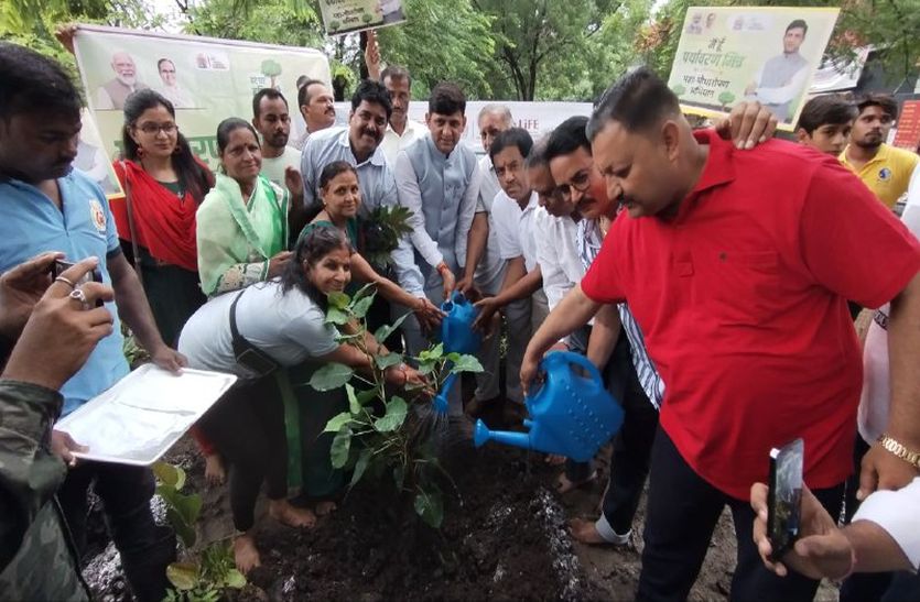 Indore News : हरियाली महोत्सव...आम और खास ने लगाए पौधे