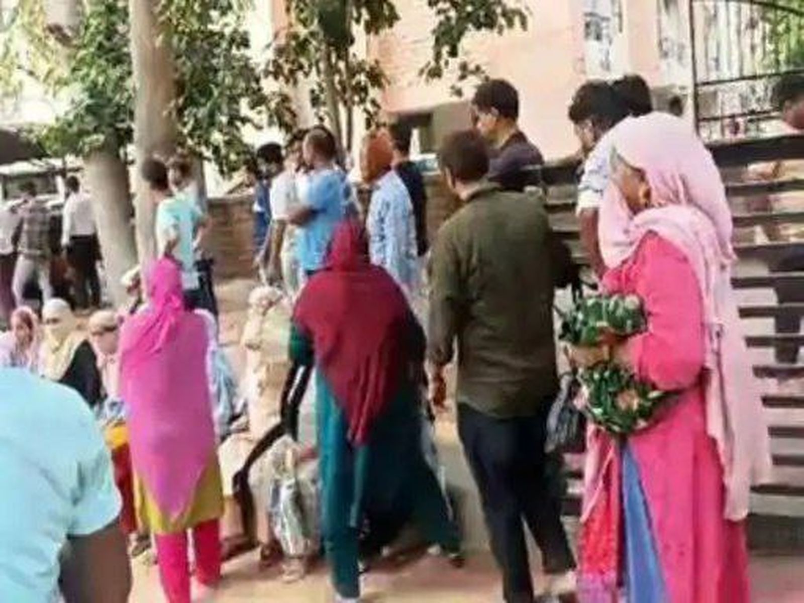 Video: पति के शव को लेकर दो पत्नियों में हाथापाई