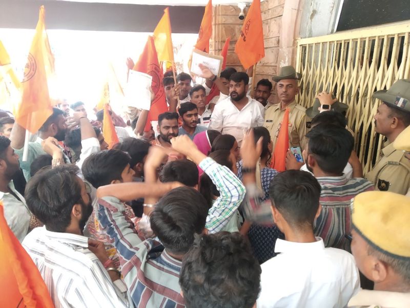 बाड़मेर में एबीवीपी का जमकर प्रदर्शन, गैंगरेप के आरोपियों को मिले कड़ी सजा